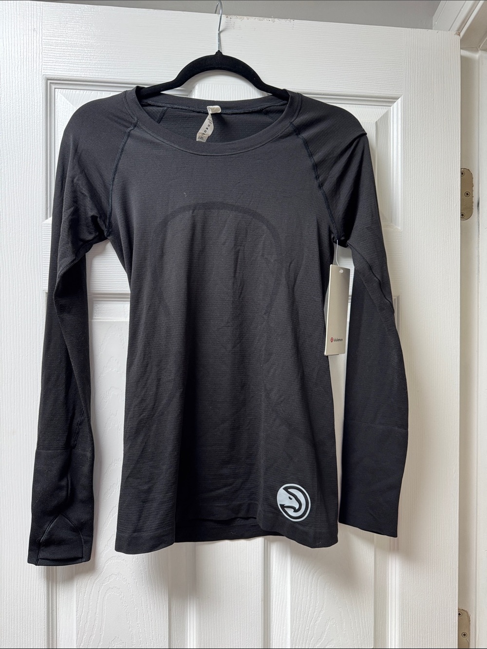Black Lululemon swiftly long sleeve top. Size 6. NWT. Graphic in bottom R corner